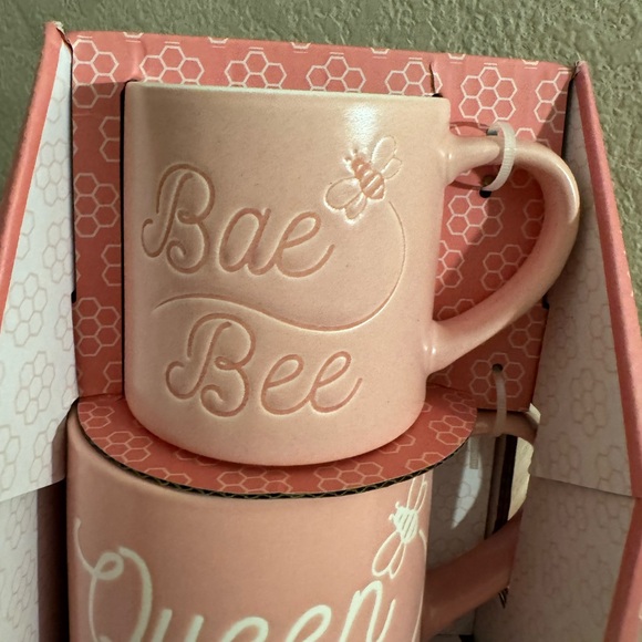 2 Set beautiful pink QUEEN mugs - Picture 3 of 5